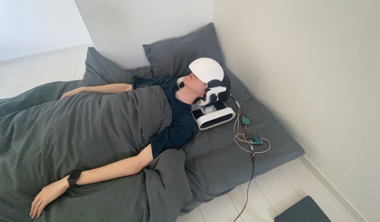 this-japanese-vr-headset-is-meant-to-be-used-in-bed