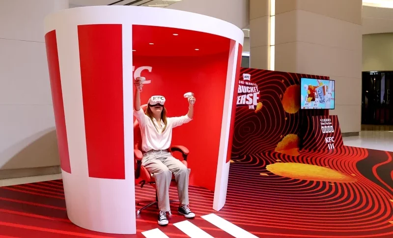 this-kfc-vr-game-is-played-inside-a-bucket-of-chicken